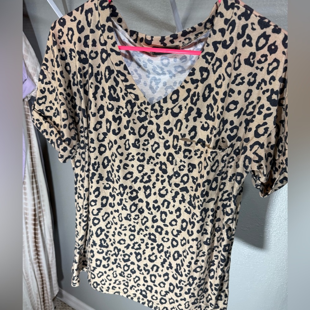 MIHOLL Leopard Print V Neck Top XL Short Sleeve Pocket Tee
